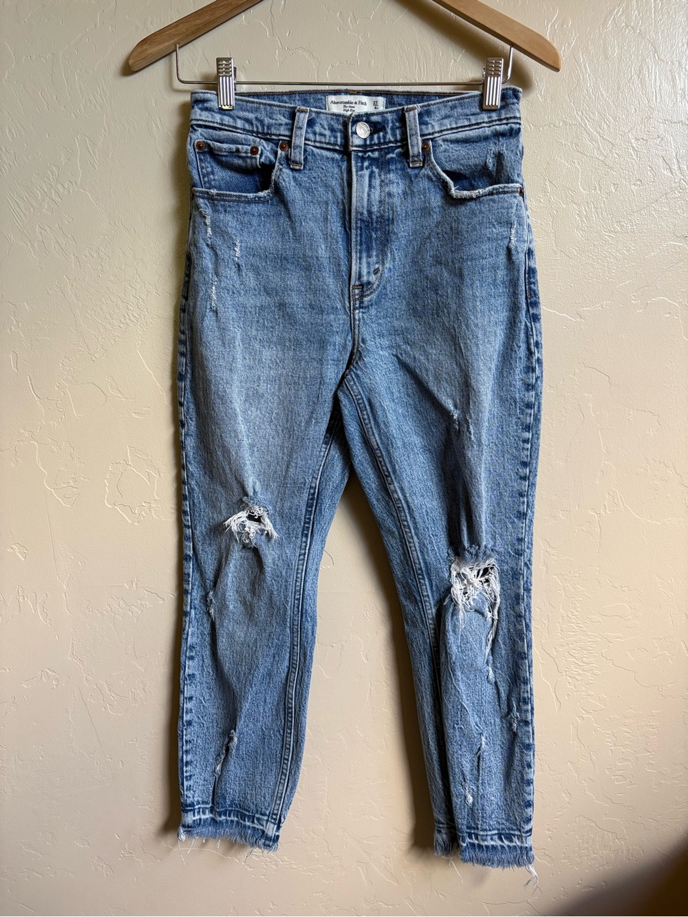 Abercrombie & Fitch The Mom High Rise Distressed Blue Jeans Size 27 / 4 Short